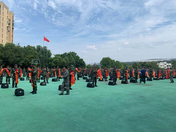總經(jīng)理譚孝發(fā)參加擁軍活動(dòng)，為本年新征入伍的士兵送去慰問(wèn)。受到萬(wàn)州軍分區(qū)領(lǐng)導(dǎo)親切接見(jiàn)。