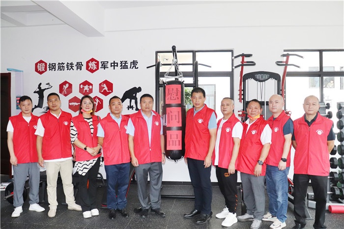 濃濃擁軍情 軍民一家親 --溫州市萬州商會堲從心科技有限公司開展“八?一”擁軍慰問活動